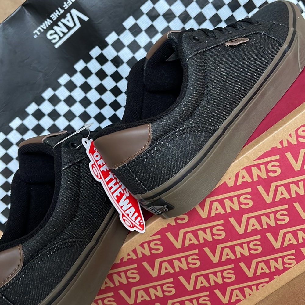 Vans Men’s Bishop
(Waxed Denim) Black/Gum
VN000NLUAKS
Sneakers - Picture 15 of 16